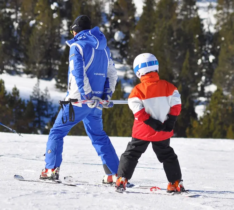Clase de esquí particular con un niño